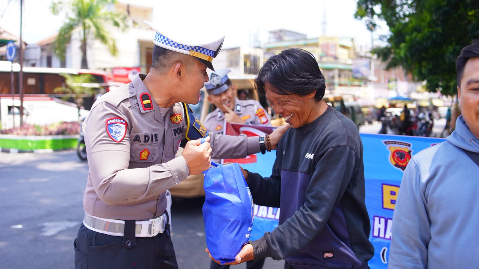 Semarak HUT Lalu Lintas Bhayangkara ke-71, Satlantas Polres Garut Hadir Berbagi dan Mengabdi untuk Masyarakat